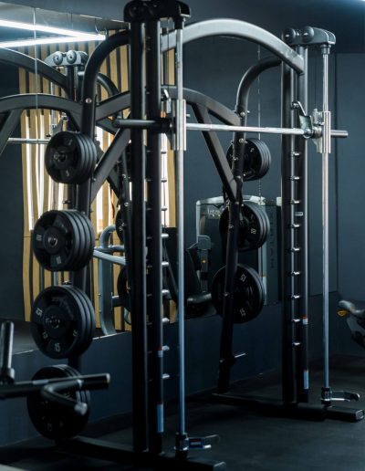 Smith Machine în sala Magic Gym pentru antrenamente de forță