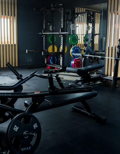 Zona de antrenament cu aparate pentru piept, picioare și alte grupe musculare în sala Magic Gym