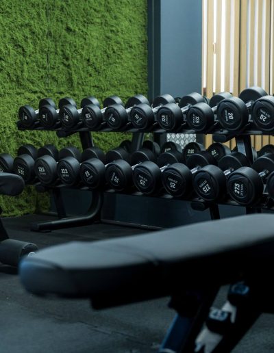 Rack cu greutăți (dumbbells) în sala Magic Gym