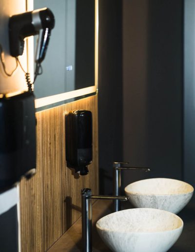 Baie și dușuri în vestiarul Magic Gym